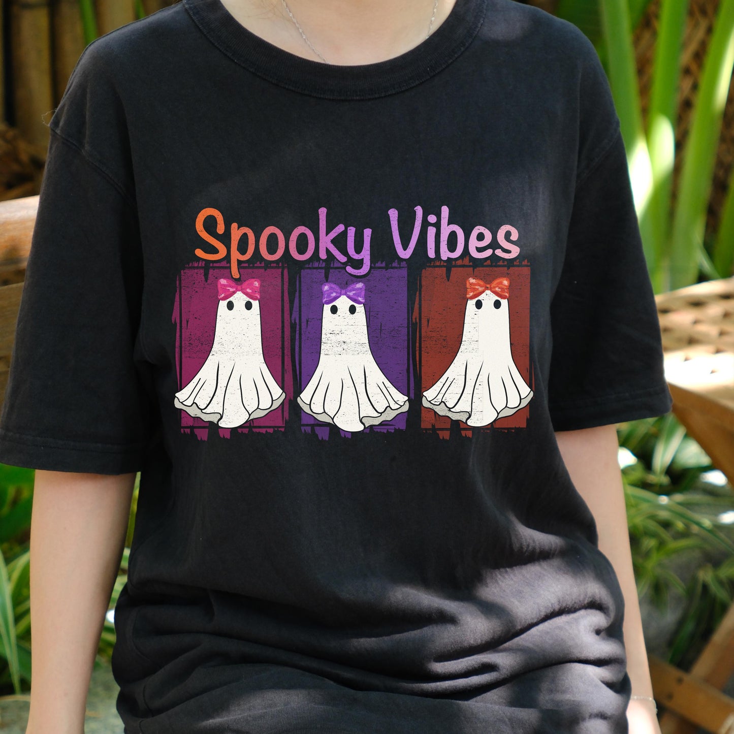 Spooky Vibes Ghost Shirt, Cute Halloween T-Shirt for Women, Retro Girly Ghost Tee, Fall Aesthetic Shirt, Funny Halloween Outfit